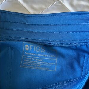 Figs Scrub Top in Bright Blue